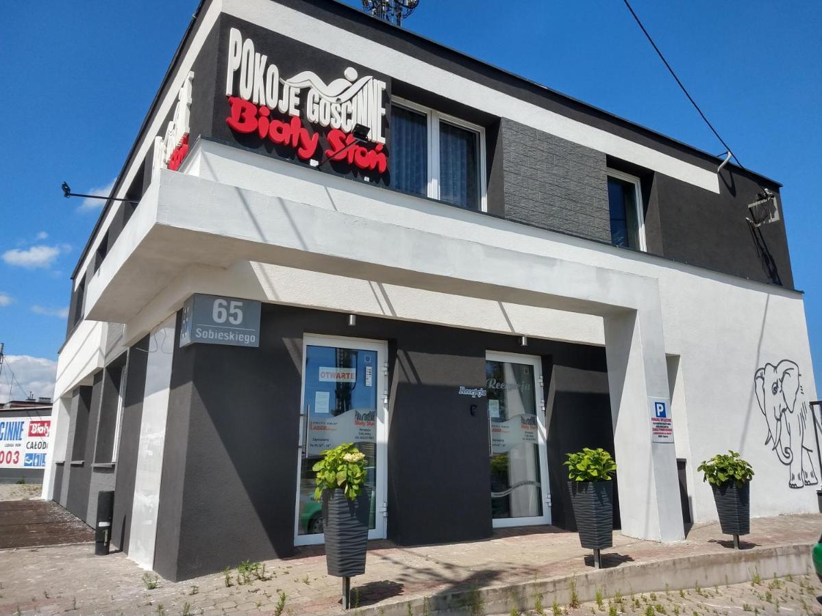 Pokoje Goscinne Bialy Slon Rumia Exterior photo